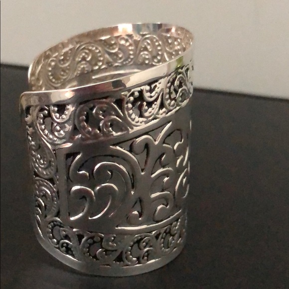 SILVER METAL CUFF BRACELET W/GORGEOUS DESIGN - Picture 7 of 13
